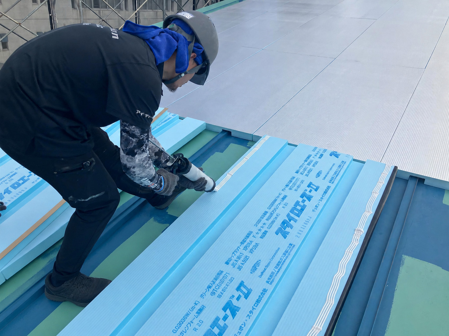 断熱ルーフパネルへのボンド塗布作業