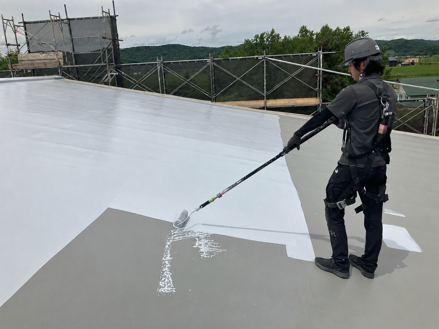 ウレタン防水層へのトップコート塗布作業